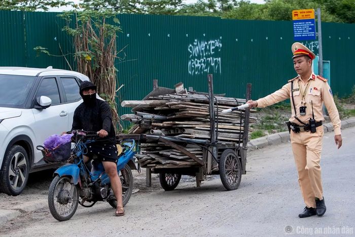 Cảnh sát dừng kiểm tra tài xế xe máy T.V.D.