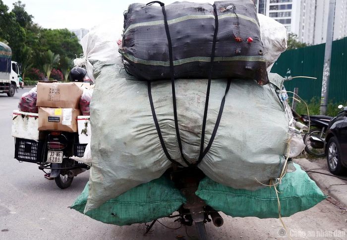 Hàng hóa được chất cao làm mất hoàn toàn tầm nhìn phía sau của lái xe.