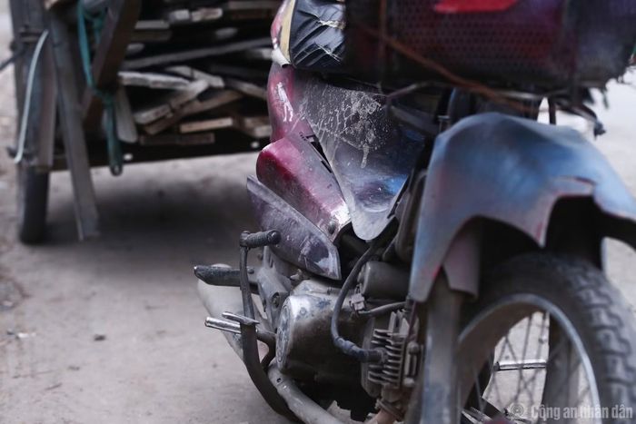 Chiếc xe máy này được tài xế độ chế rất nhiều phụ tùng hay linh kiện (từ đèn, vỏ, phần đầu xe...) để kéo chở các loại vật liệu xây dựng.