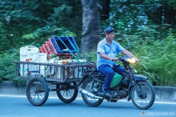 Nhiều người còn sử dụng các xe tự chế chở hàng hóa quá khổ trên đường.