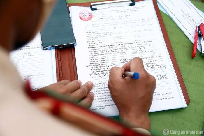 Đại úy Nguyễn Văn Chiến (cán bộ Đội CSGT số 6) cho biết, việc vận chuyển hàng hóa cồng kềnh tiềm ẩn nguy cơ xảy ra tai nạn giao thông. Đặc biệt, vào thời điểm rạng sáng, khi điều kiện ánh sáng và tầm nhìn hạn chế, các phương tiện chở hàng nặng, cồng kềnh càng khiến việc điều khiển xe gặp nhiều khó khăn.