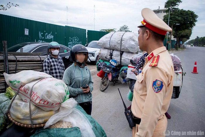 Cảnh sát dừng kiểm tra, làm việc với chị T.