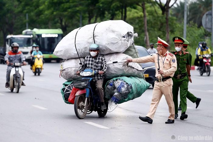 Hàng loạt trường hợp vi phạm bị Cảnh sát dừng kiểm tra.