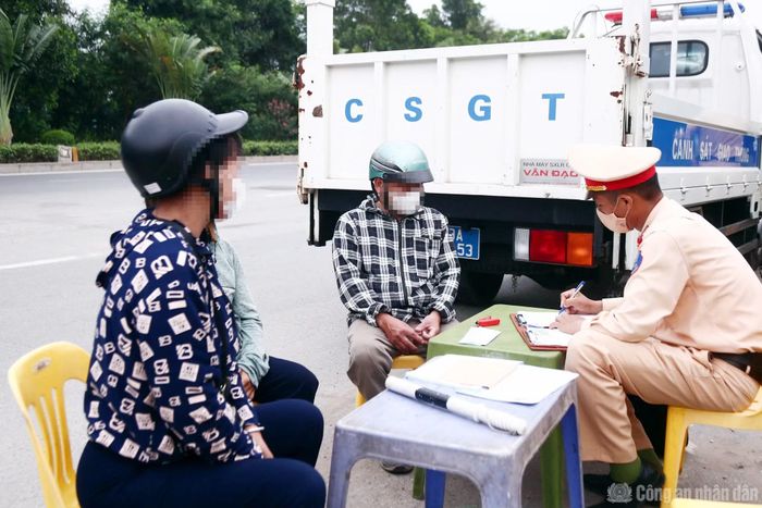 "Qua thực tế kiểm tra, nhiều người điều khiển phương tiện không có giấy phép lái xe nên hiểu biết về Luật Trật tự, an toàn giao thông đường bộ còn rất hạn chế. Do đó, cán bộ, chiến sĩ CSGT không chỉ xử lý các hành vi vi phạm mà còn phải giải thích, tuyên truyền, phổ biến các quy định của pháp luật để nâng cao nhận thức cho người dân", Đại úy Nguyễn Văn Chiến nói.