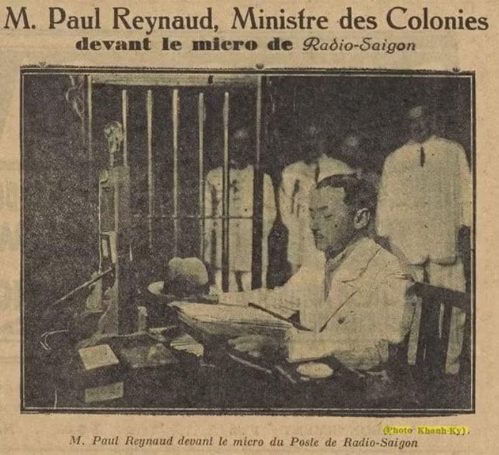Ảnh Khánh Ký đăng trên tờ "Radio-Saigon: bulletin hebdomadaire de la Compagnie franco-indochinoise de radiophonie", Saigon, ngày 22/10/1931.