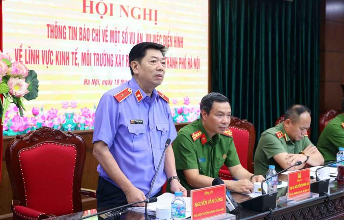 Đại diện các Cục nghiệp vụ và Viện KSND TP Hà Nội tham gia trả lời câu hỏi của phóng viên.
