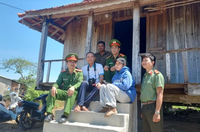 Tổ công tác của Công an xã Suối Trai cùng PV Báo CAND đến thăm một gia đình người dân tộc Ê đê.