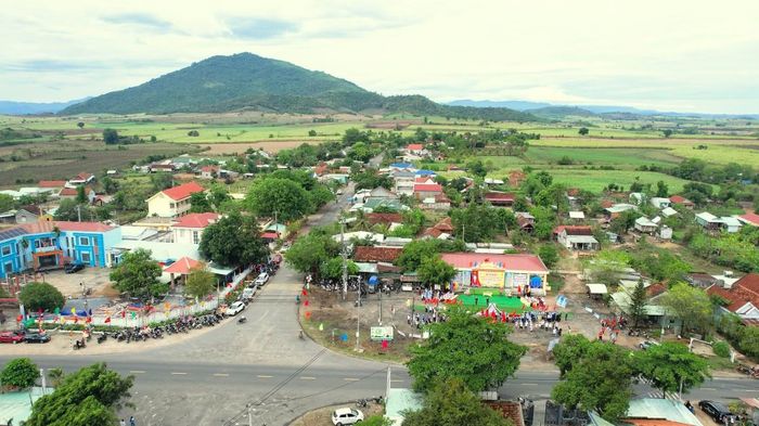 Trung tâm xã Suối Trai nằm bên đường quốc lộ 25 đi qua địa phương này gần 20km.