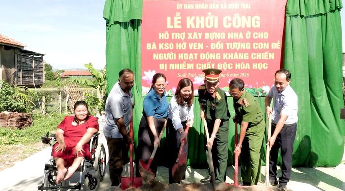 Công an xã Suối Trai tham gia khởi công và phụ việc xây dựng căn nhà tình nghĩa trao tặng chị Kso Hờ Vin.