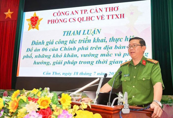 Thượng tá Lê Hùng Cường, Trưởng phòng CSQLHC về TTXH báo cáo kết quả thực hiện Đề án 06 trên địa bàn thành phố.