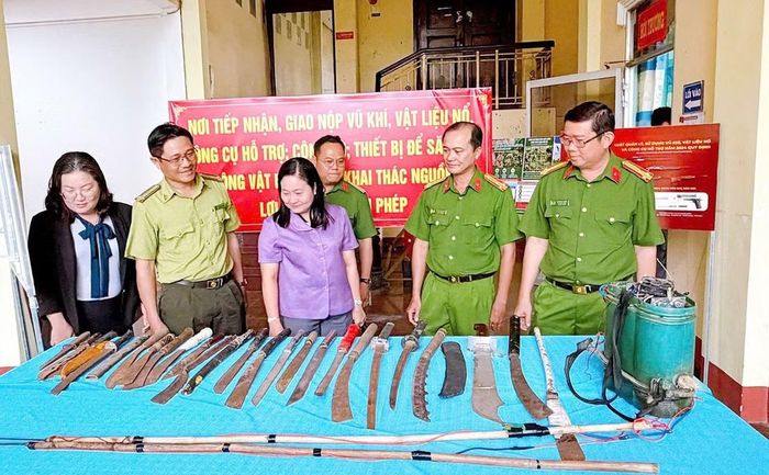 CATP Cần Thơ tiếp nhận, vận động người dân giao nộp vũ khí, vật liệu nổ, công cụ hỗ trợ.