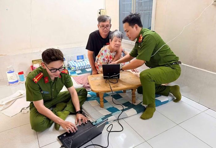 Phòng CSQLHC về TTXH thu nhận hồ sơ cấp căn cước và định danh điện tử lưu động cho người dân đi lại khó khăn.