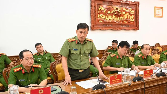  Đại tá Mai Điền Phương, Trưởng phòng Tham mưu Công an TP Hồ Chí Minh, điều hành buổi cung cấp thông tin vụ án cho báo chí sáng nay (19/6). 