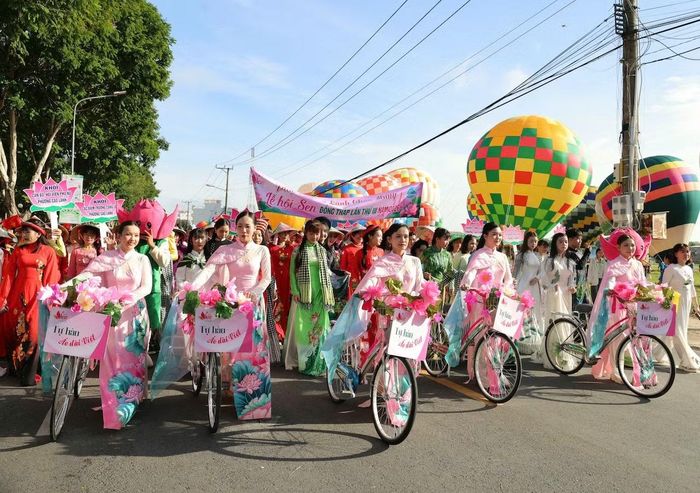 Trình diễn áo dài sen tại lễ hội.