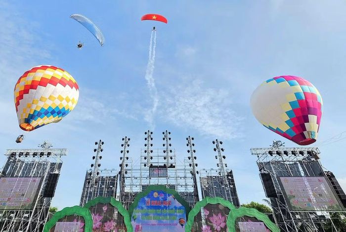 Lễ hội mang đến nhiều điểm nhấn mới, hấp dẫn, như khinh khí cầu nghệ thuật, dù lượn.