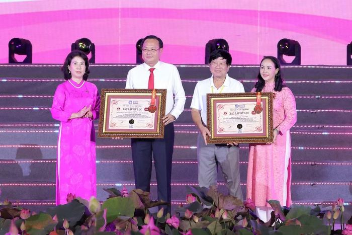 Tiến sĩ Nguyễn Hoàng Anh - Tổng Thư ký Liên minh Kỷ lục Thế giới (WorldKings), Phó Chủ tịch Hội đồng Xác lập Tổ chức Kỷ lục Việt Nam trao Bằng xác lập Kỷ lục Việt Nam cho ông Nguyễn Hùng Tráng, Bí thư phường Cao Lãnh.