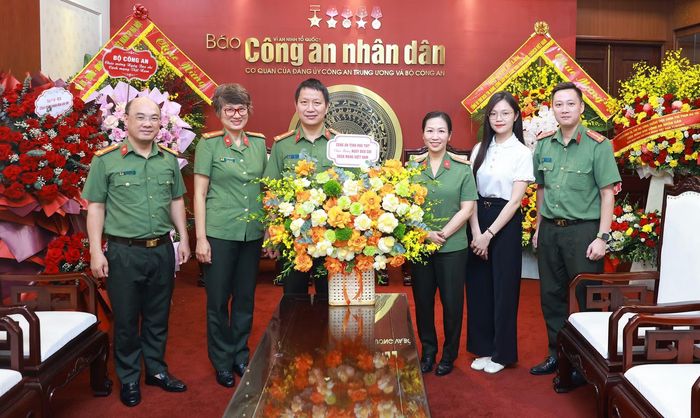 Công an tỉnh Phú Thọ tặng hoa chúc mừng Báo CAND.