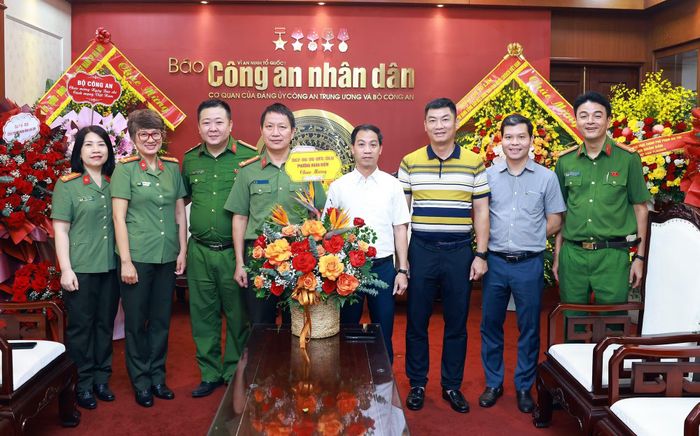 Đảng ủy, HĐND, UBND, Ủy ban MTTQ và Công an phường Hoàn Kiếm tặng hoa chúc mừng Báo CAND.
