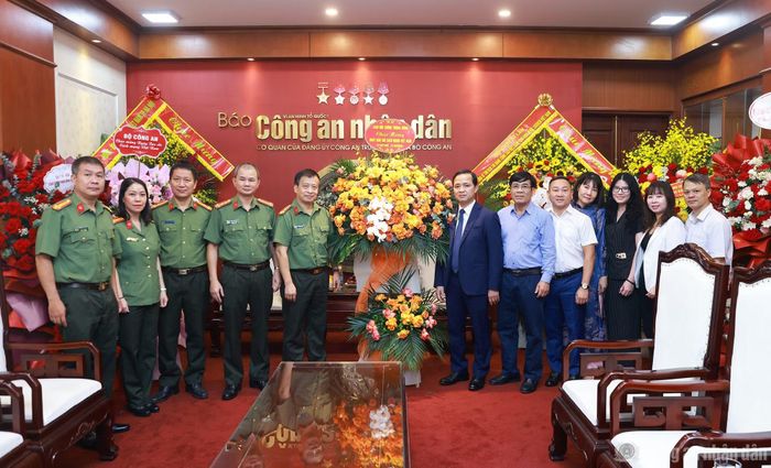 Đoàn đại biểu Ban Nội chính Trung ương tặng hoa chúc mừng Báo CAND.