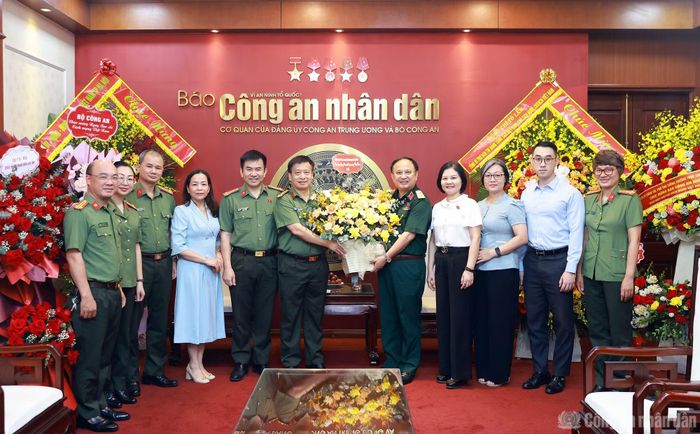 Phó Chủ nhiệm Ủy ban Quốc phòng, An ninh và Đối ngoại của Quốc hội trao tặng lẵng hoa chúc mừng Báo CAND.