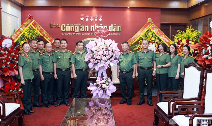 Trung tướng Đỗ Triệu Phong trao tặng lẵng hoa chúc mừng Báo CAND.