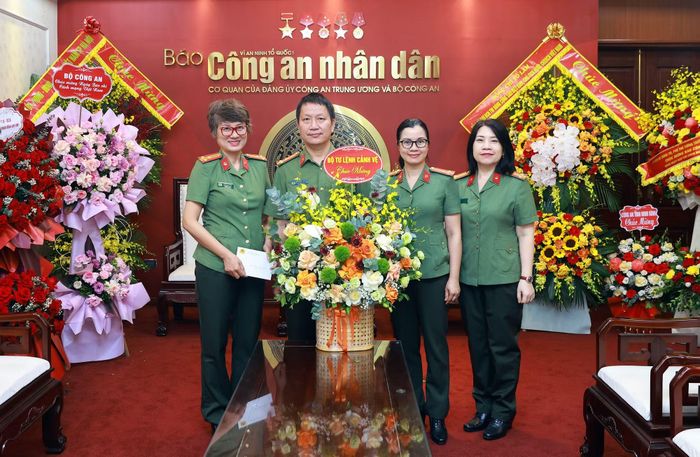 Bộ Tư lệnh Cảnh vệ tặng hoa chúc mừng Báo CAND.