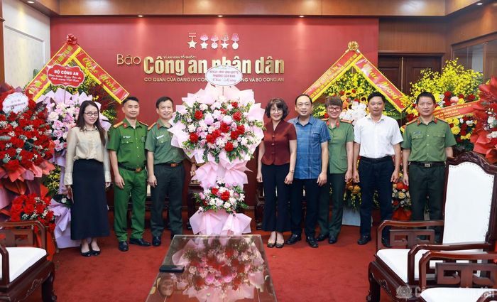  Đảng ủy, HĐND, UBND, Ủy ban MTTQ phường Cửa Nam tặng hoa chúc mừng Báo CAND. 
