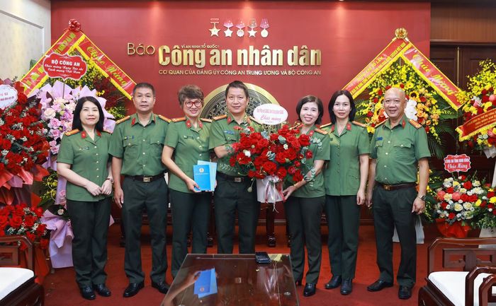 Ban Phụ nữ Bộ Công an và Ban Công đoàn CAND tặng hoa chúc mừng Báo CAND.