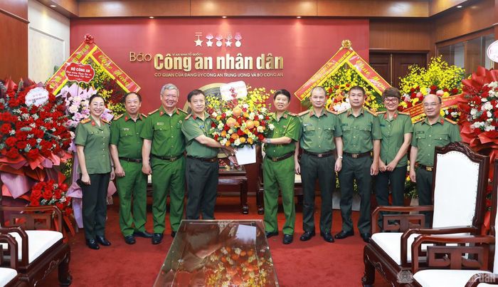  Hội Cựu CAND tặng hoa chúc mừng Báo CAND. 