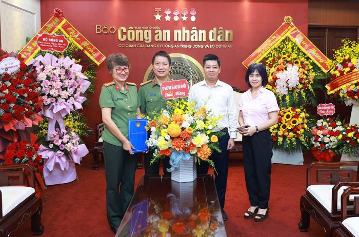 Sở Giáo dục và đào tạo Hà Nội tặng hoa chúc mừng Báo CAND.
