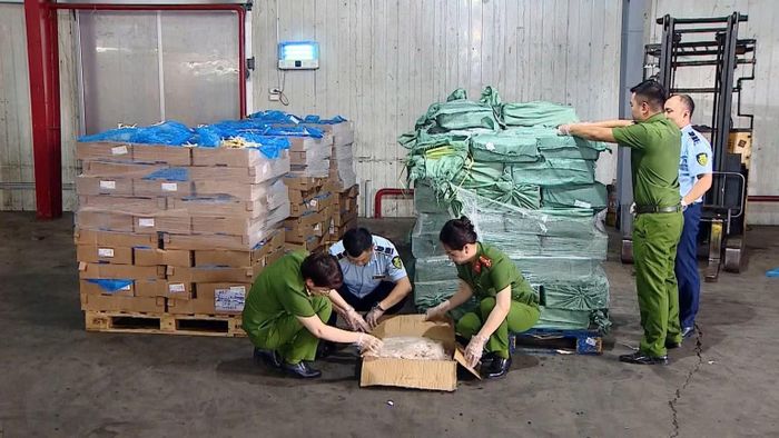 Công an TP Hà Nội khám xét 2 kho đông lạnh của các đối tượng, thu giữ hàng nghìn tấn chân gà hết hạn sử dụng.