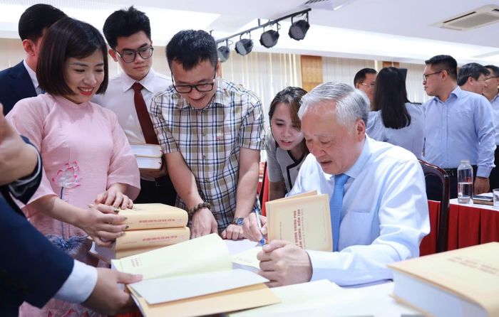 Nguyên Phó Thủ tướng Thường trực Chính phủ Nguyễn Hòa Bình ký tặng sách bạn đọc.