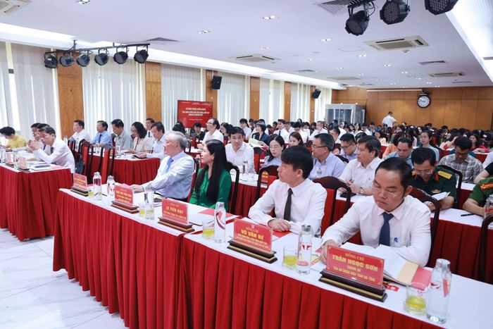 GS.TS Nguyễn Hòa Bình - tác giả cuốn sách cùng các đại biểu tại lễ ra mắt sách.