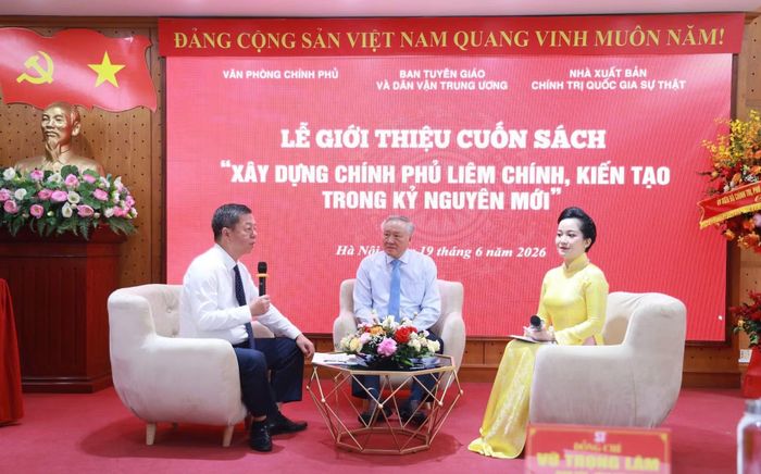 GS.TS Nguyễn Hòa Bình cùng Giám đốc - Tổng Biên tập Nhà xuất bản Chính trị quốc gia Sự thật giao lưu tại buổi lễ.