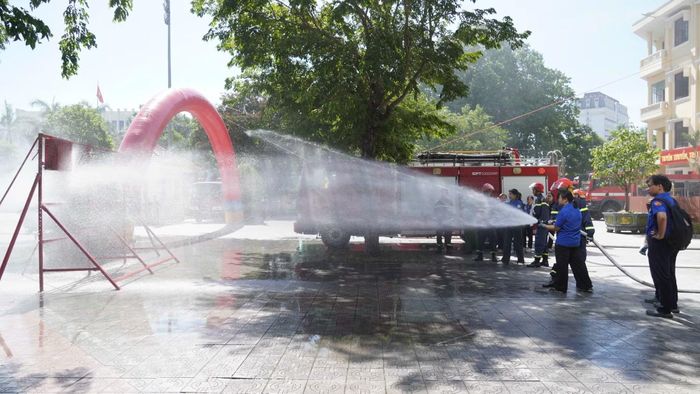 Học sinh, sinh viên thực hành khống chế dập tắt đám cháy giả định.