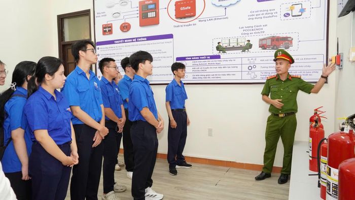 Học sinh tham quan, tìm hiểu các phương tiện thiết bị và mô hình PCCC và CNCH tại Trung tâm.