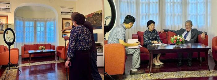 Phóng viên Báo Công an nhân dân chuẩn bị bối cảnh và thảo luận khung kịch bản trước khi quay buổi phỏng vấn GS Serge Haroche - nhà vật lý lượng tử người Pháp từng đồng đoạt Giải Nobel năm 2012.