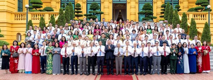 Tổng Bí thư, Chủ tịch nước Tô Lâm chụp ảnh chung với các nhà báo tiêu biểu. Ảnh: Việt Trung