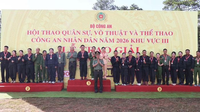 Thiếu tướng Lê Hồng Hiệp, Phó Cục trưởng Cục Công tác chính trị, Phó Trưởng Ban chỉ đạo Hội thao Bộ Công an trao giải cho các đội tuyển ở nội dung Súng trường bắn tỉa cự ly 120m.