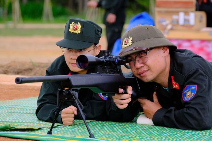 Các VĐV tham gia thi đấu ở nội dung súng trường bắn tỉa đồng đội cự ly 120m.