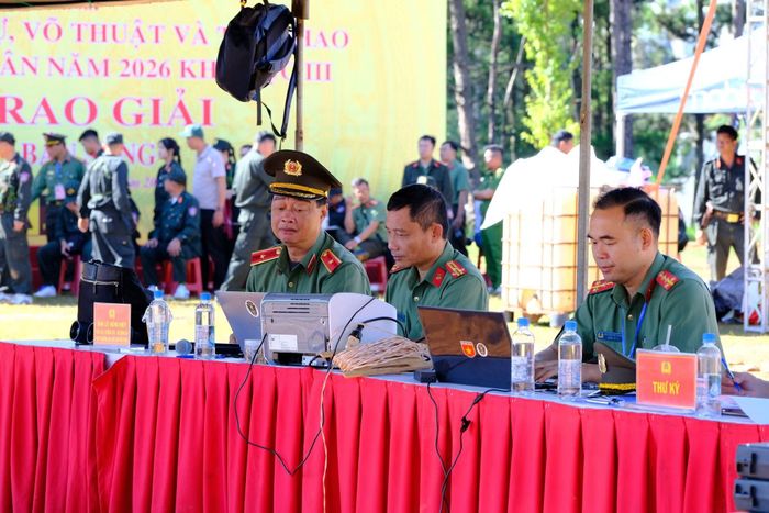 Ban Giám khảo và trọng tài làm việc, lựa chọn ra VĐV xuất sắc nhất.