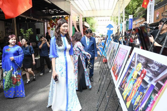 Triển lãm áo dài tại Đường sách TP Hồ Chí Minh.