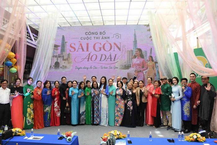 Ban tổ chức và các đại biểu tham dự lễ khai mạc ngày hội văn hóa áo dài.