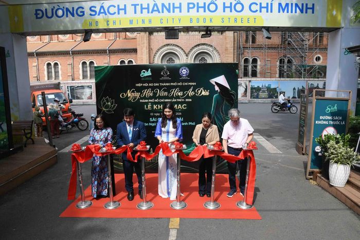 Các đại biểu cắt băng khai mạc ngày hội.