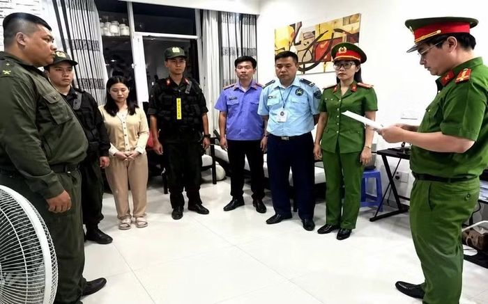 Cơ quan Cảnh sát điều tra phối hợp với các đơn vị chức năng thi hành lệnh khám xét khẩn cấp với Trần Thị Thu Hà.