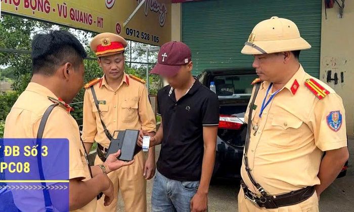 Một tài xế dương tính với ma túy vẫn điều khiển phương tiện lưu thông trên đường.