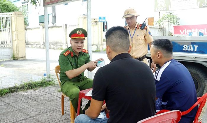 Công an Hà Tĩnh tăng cường phối hợp với Công an các xã, phường để ngăn chặn tình trạng tài xế đã sử dụng ma túy vẫn lái xe trên đường.