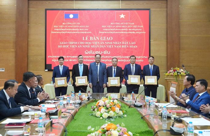 Giám đốc Học viện ANND Lào khen thưởng các tập thể, cá nhân có thành tích xuất sắc trong biên soạn giáo trình.