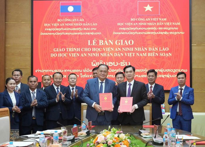 Việc Học viện ANND Việt Nam bàn giao giáo trình cho Học viện ANND Lào là một dấu mốc đặc biệt trong mối quan hệ hợp tác giữa hai Học viện.