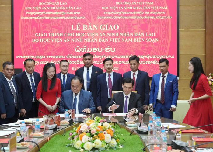 Lãnh đạo Học viện ANND Việt Nam và Học viện ANND Lào ký kết biên bản bàn giao, nhận giáo trình.